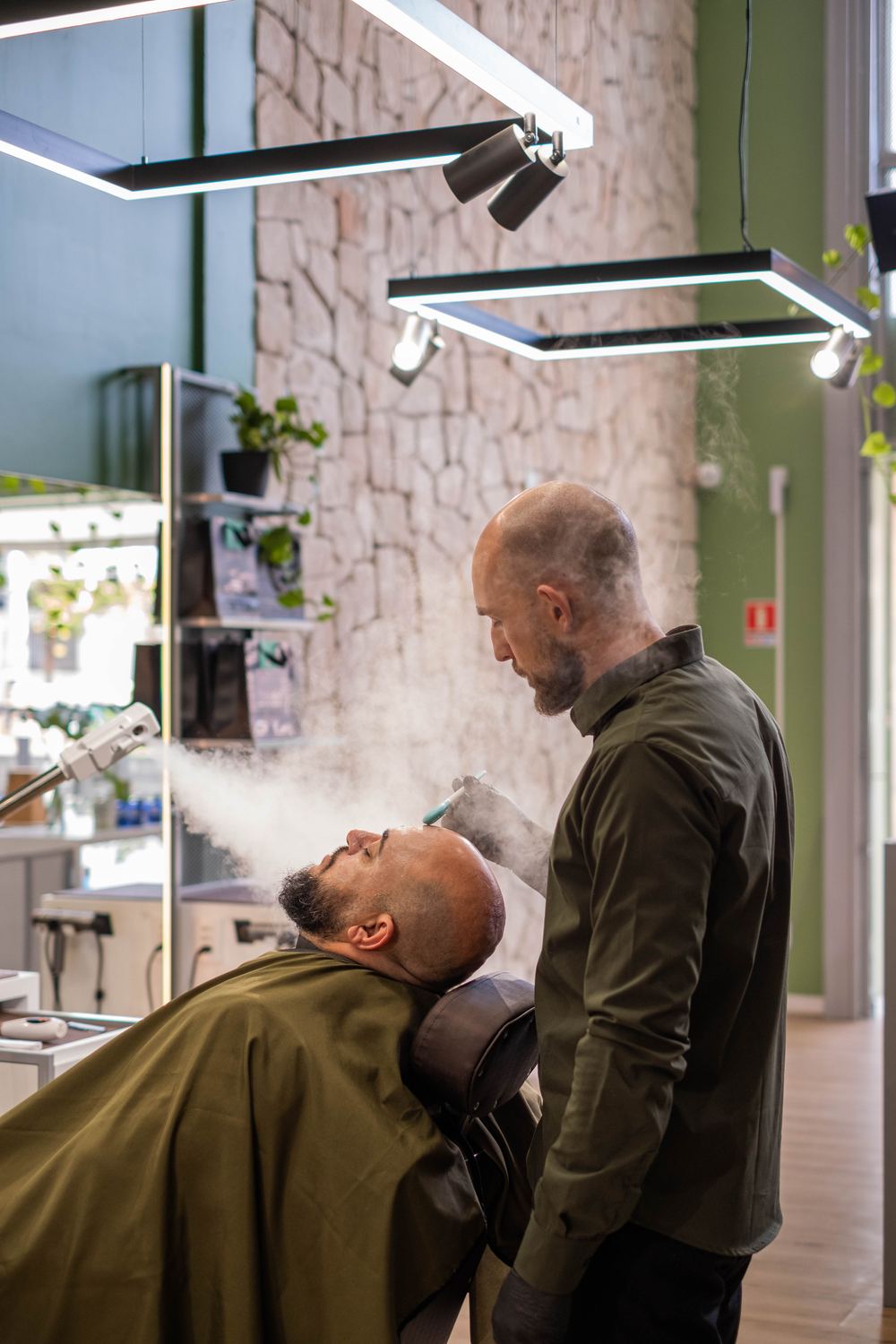 Profissional aplicando vapor de ozônio em limpeza de pele
